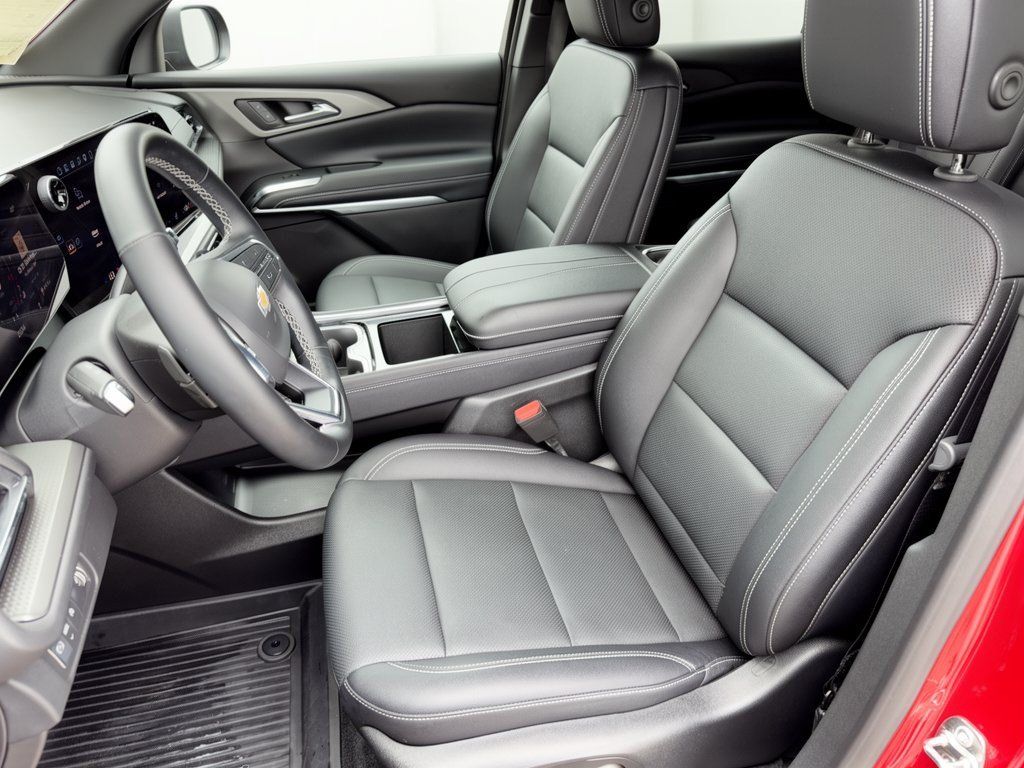 Used 2025 Chevrolet Traverse LT w/ LPO, Floor Liner Package FWD image 5