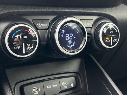 Used 2023 Hyundai Venue Limited image 29