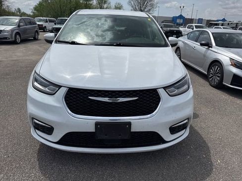 Used 2023 Chrysler Pacifica Touring-L FWD image 4