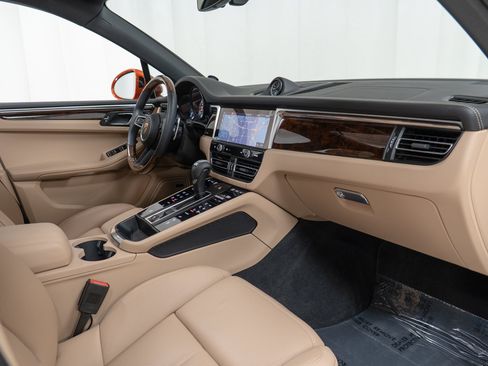 Certified 2024 Porsche Macan S AWD/4WD image 28