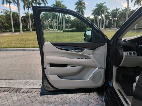 Used 2016 Cadillac Escalade Luxury AWD/4WD image 19