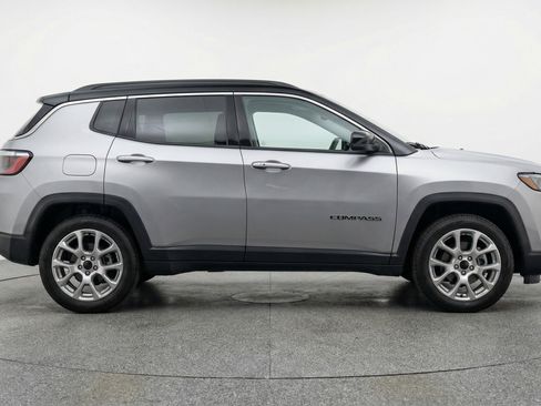 Used 2025 Jeep Compass Limited image 11
