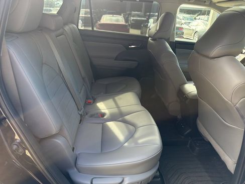 Used 2020 Toyota Highlander XLE FWD image 24