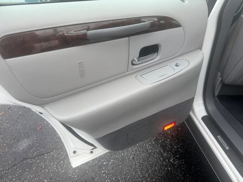 Used 1998 Lincoln Town Car Executive image 9