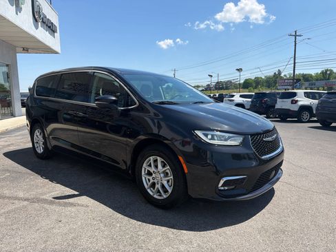 Used 2023 Chrysler Pacifica Touring-L image 5