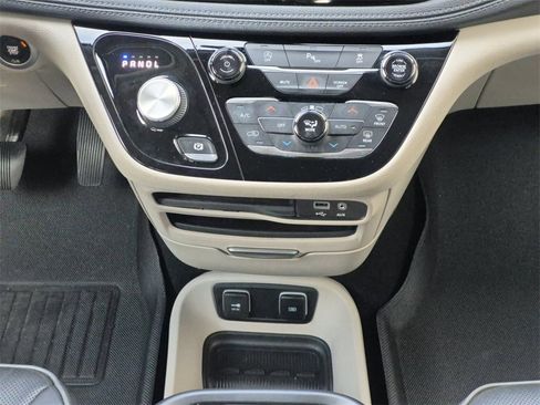 Used 2020 Chrysler Pacifica Limited image 10
