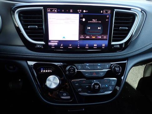 New 2027 Chrysler Pacifica Select AWD/4WD image 18