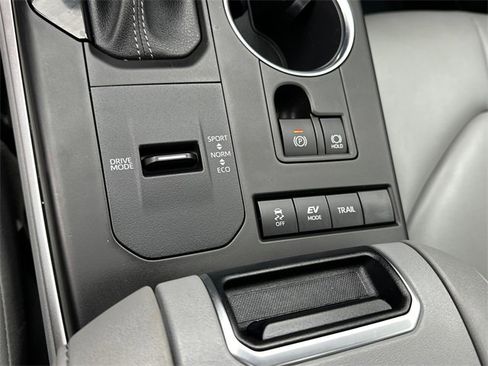Certified 2022 Toyota Highlander XLE image 28