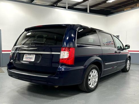 Used 2013 Chrysler Town & Country Touring image 7