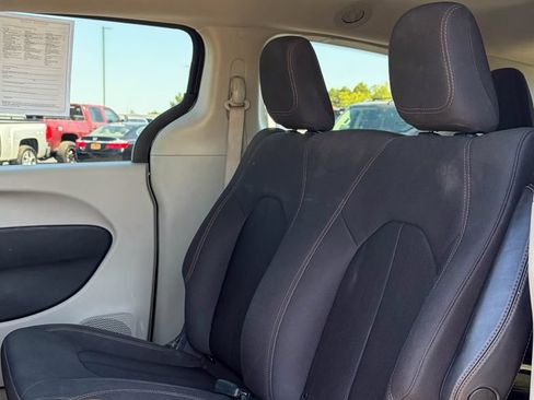 Used 2019 Chrysler Pacifica L FWD image 17