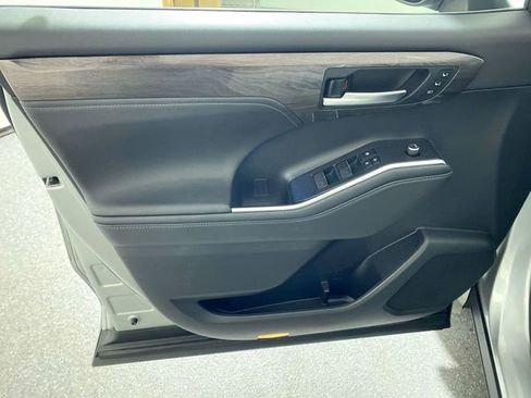 Used 2021 Toyota Highlander Platinum image 19