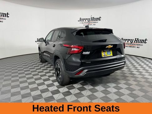Used 2025 Chevrolet Trax LS w/ LS Convenience Package image 9