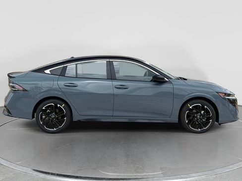 New 2026 Nissan Sentra SR w/ Floor Mat Package FWD image 2