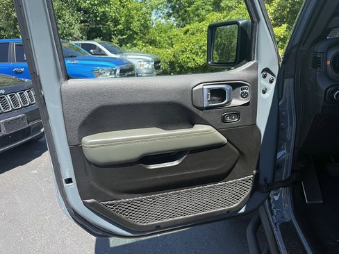 Used 2024 Jeep Gladiator Mojave AWD/4WD image 11