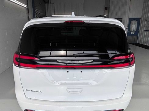 Used 2022 Chrysler Pacifica Touring-L FWD image 5
