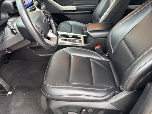 Used 2022 Ford Explorer XLT w/ Equipment Group 202A AWD/4WD image 19