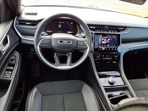 Used 2025 Jeep Grand Cherokee Altitude image 6