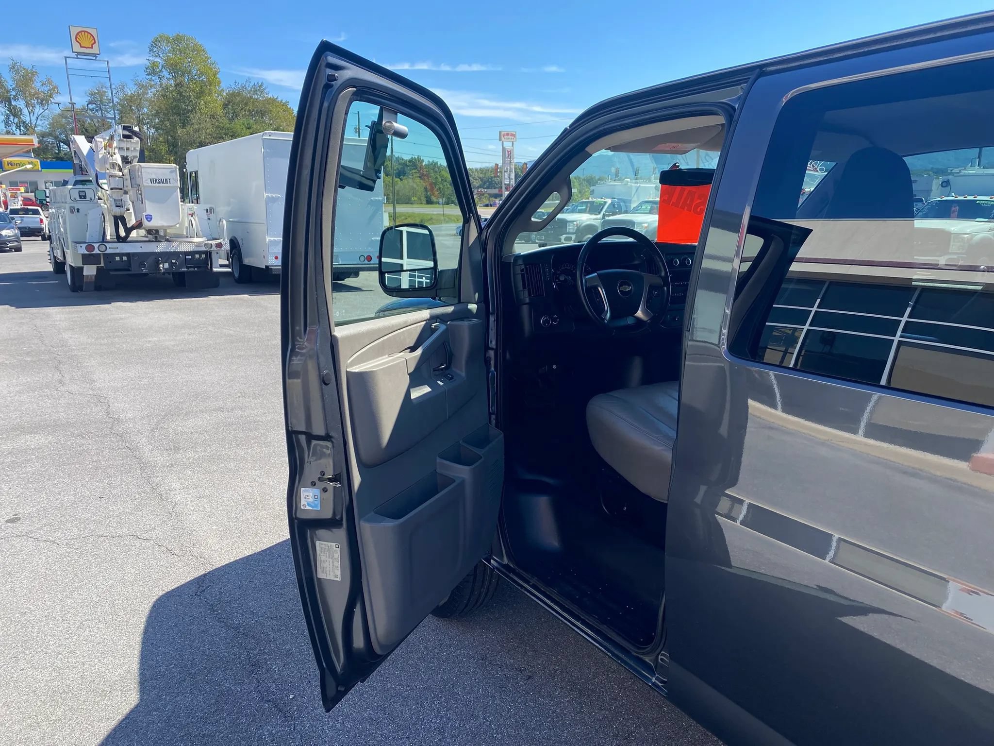 Used 2016 Chevrolet Express 3500 LS w/ Chrome Appearance Package RWD image 7