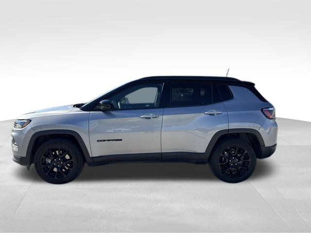Used 2024 Jeep Compass Latitude w/ Convenience Group AWD/4WD image 6