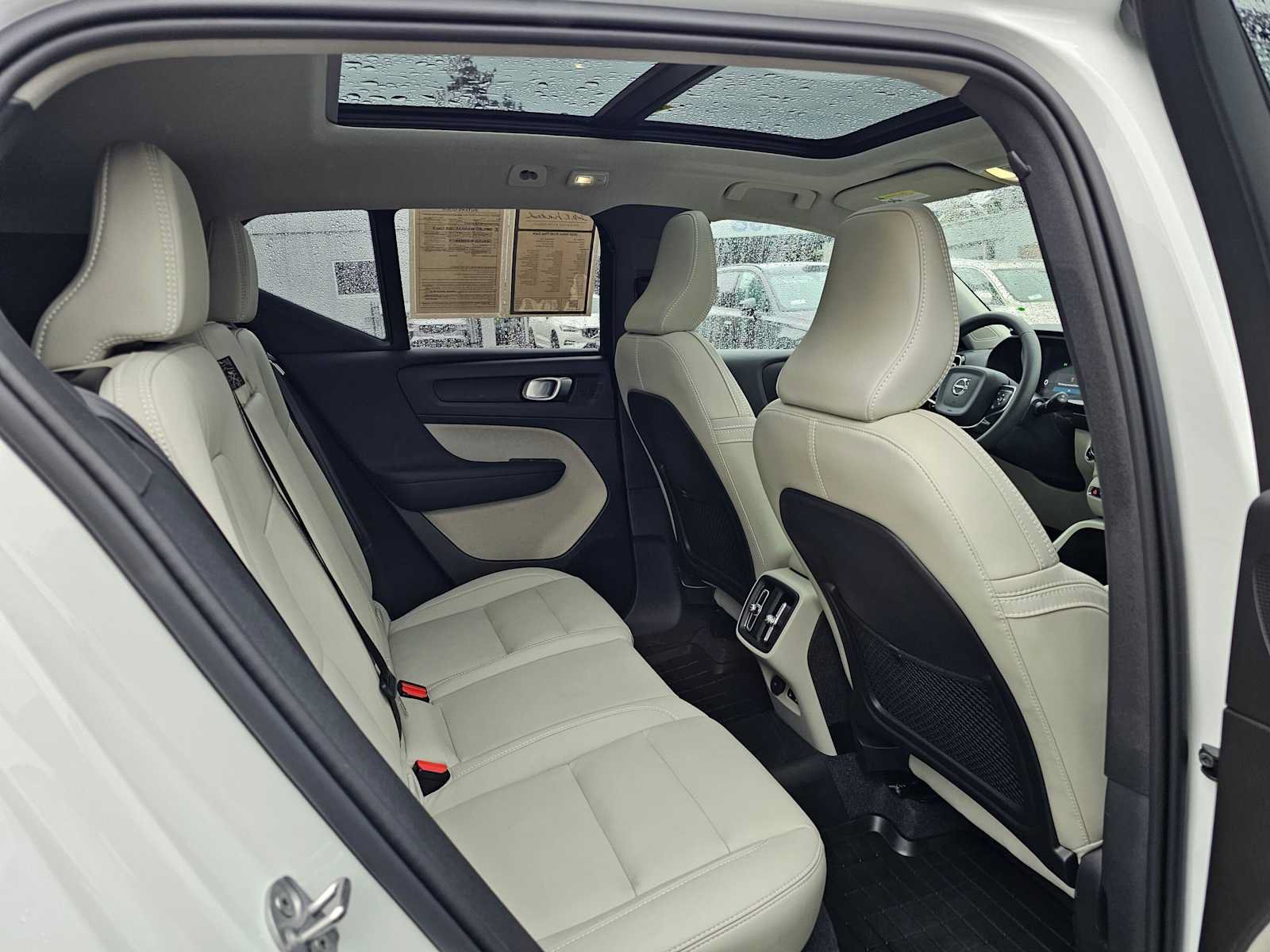 Used 2024 Volvo XC40 B5 Plus w/ Protection Package Premier AWD/4WD image 13