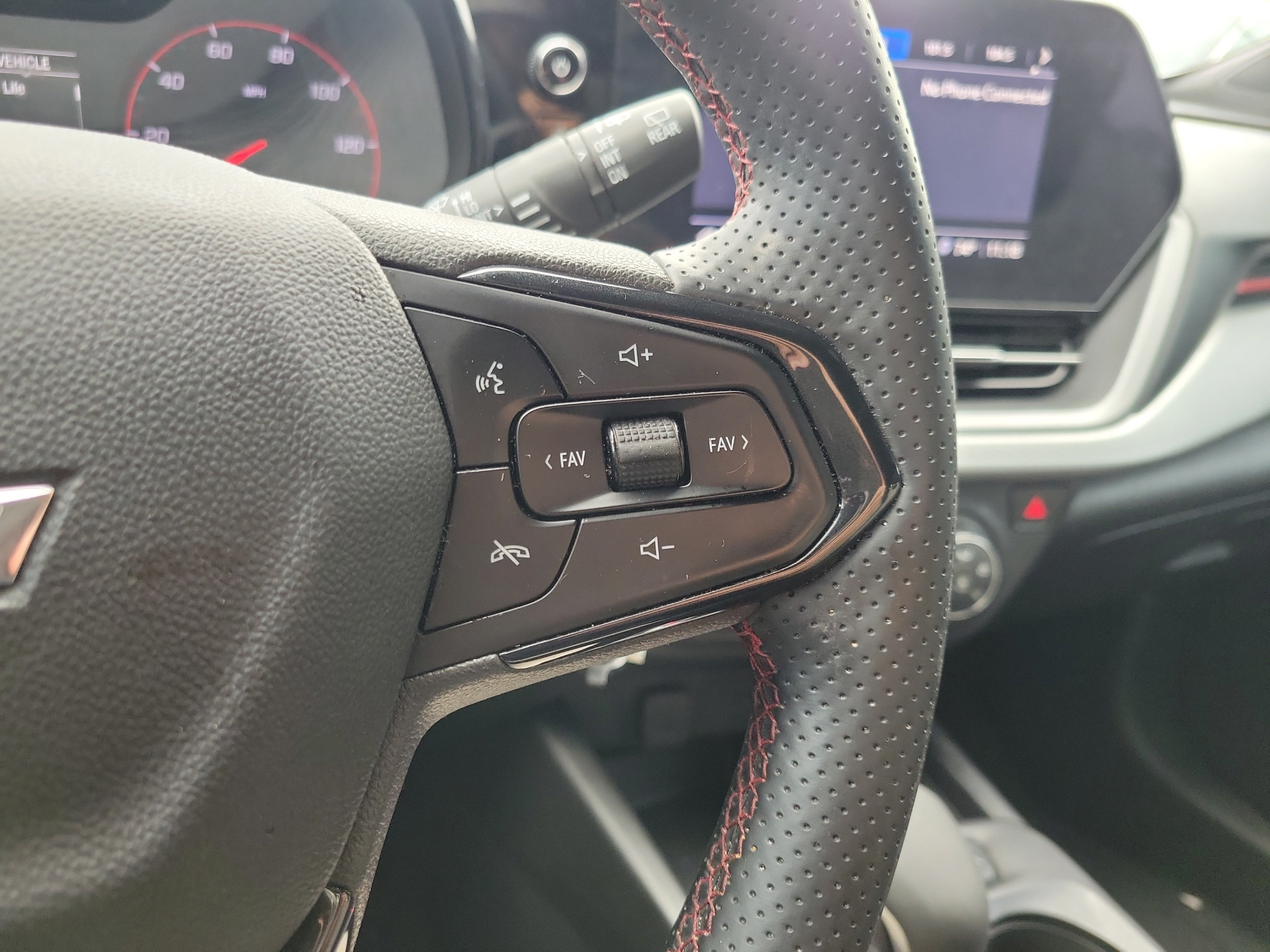 Used 2024 Chevrolet Trax RS w/ Sunroof Package FWD image 19