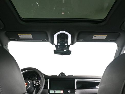 Certified 2025 Porsche Macan image 19