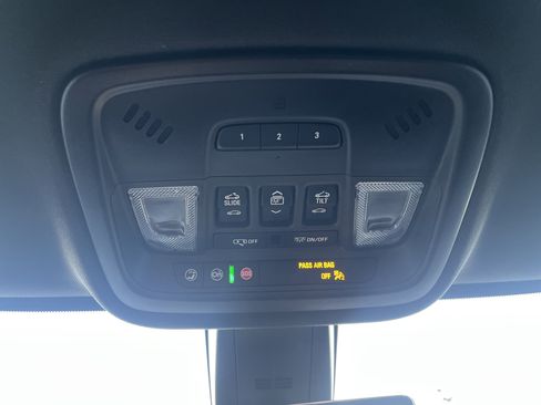 Used 2023 Chevrolet Traverse Premier image 39