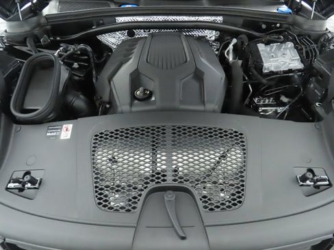 Used 2025 Porsche Macan AWD/4WD image 32