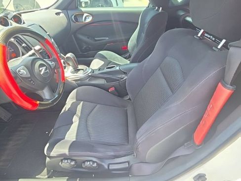 Used 2017 Nissan 370Z Coupe RWD image 3
