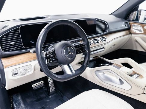 Used 2025 Mercedes-Benz GLS 450 4MATIC image 9