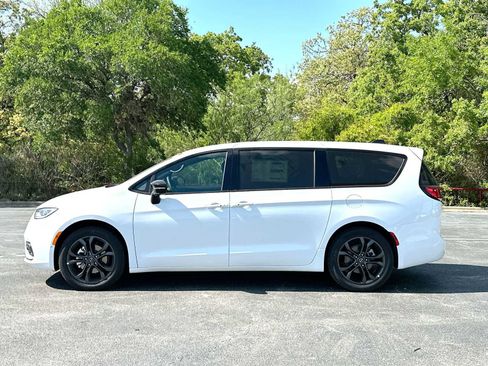 New 2026 Chrysler Pacifica Select image 12