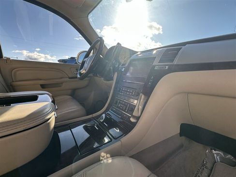 Used 2014 Cadillac Escalade ESV Premium AWD/4WD image 22