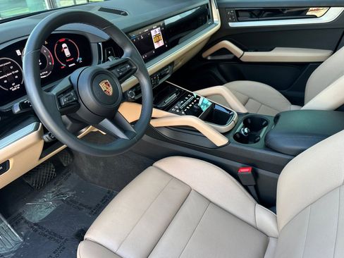 Used 2025 Porsche Cayenne image 4