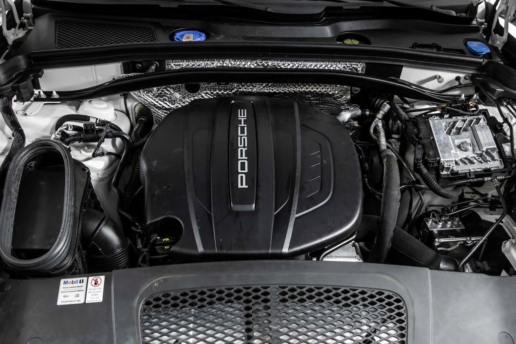 Used 2020 Porsche Macan AWD/4WD image 43