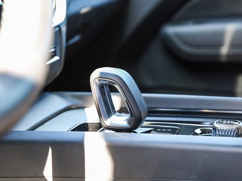 Used 2025 Volvo XC60 B5 Plus image 23