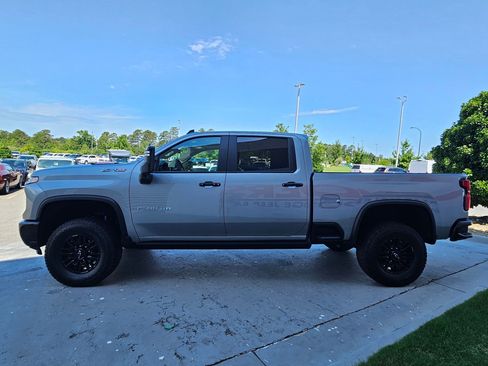 Used 2025 Chevrolet Silverado 2500 ZR2 w/ Technology Package AWD/4WD image 4