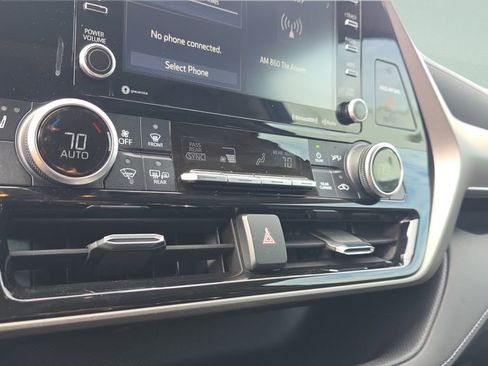 Used 2021 Toyota Highlander XLE image 23