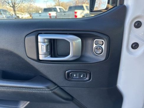 Used 2019 Jeep Wrangler Unlimited Sahara image 18