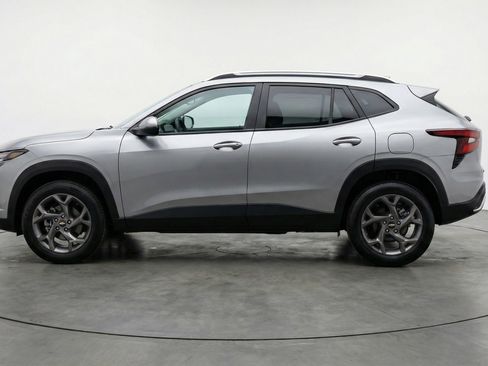 Used 2025 Chevrolet Trax LT FWD image 5