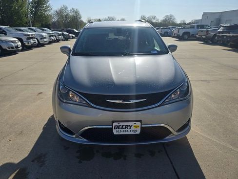 Used 2017 Chrysler Pacifica Touring-L w/ Tire & Wheel Group FWD image 3