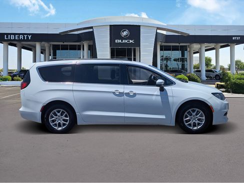 Used 2021 Chrysler Voyager Lxi image 2