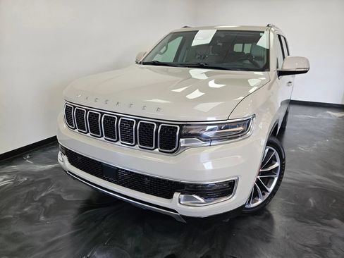 Used 2022 Jeep Wagoneer Series III w/ Premium Group I AWD/4WD image 4