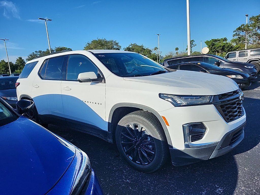 Used 2022 Chevrolet Traverse RS FWD image 2