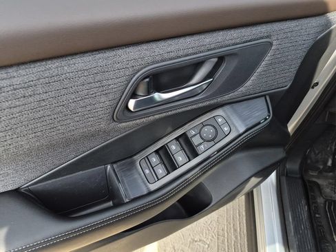 Used 2022 Nissan Rogue SV FWD image 12