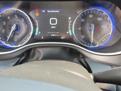 Certified 2022 Chrysler Pacifica Touring-L FWD image 8