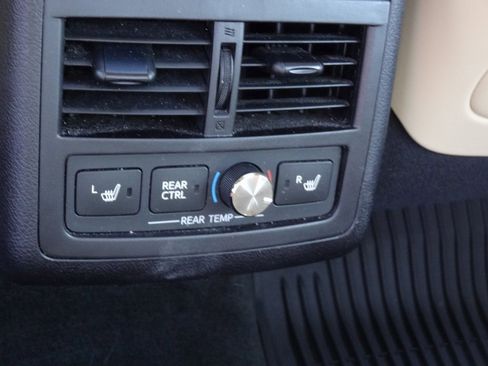 Used 2018 Toyota Avalon Limited image 16