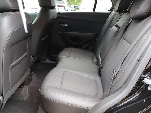 Used 2022 Chevrolet Trax LT w/ LT Convenience Package AWD/4WD image 32