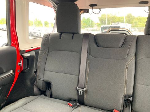 Used 2025 Jeep Wrangler Sahara image 38