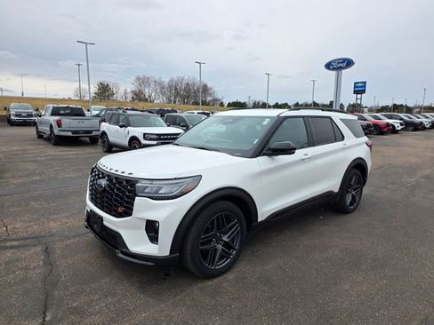 Used 2025 Ford Explorer ST image 3