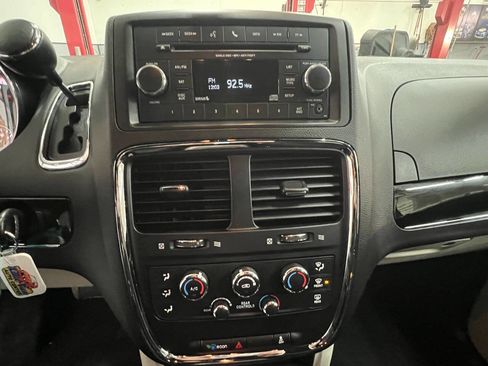 Used 2016 Dodge Grand Caravan SE image 19